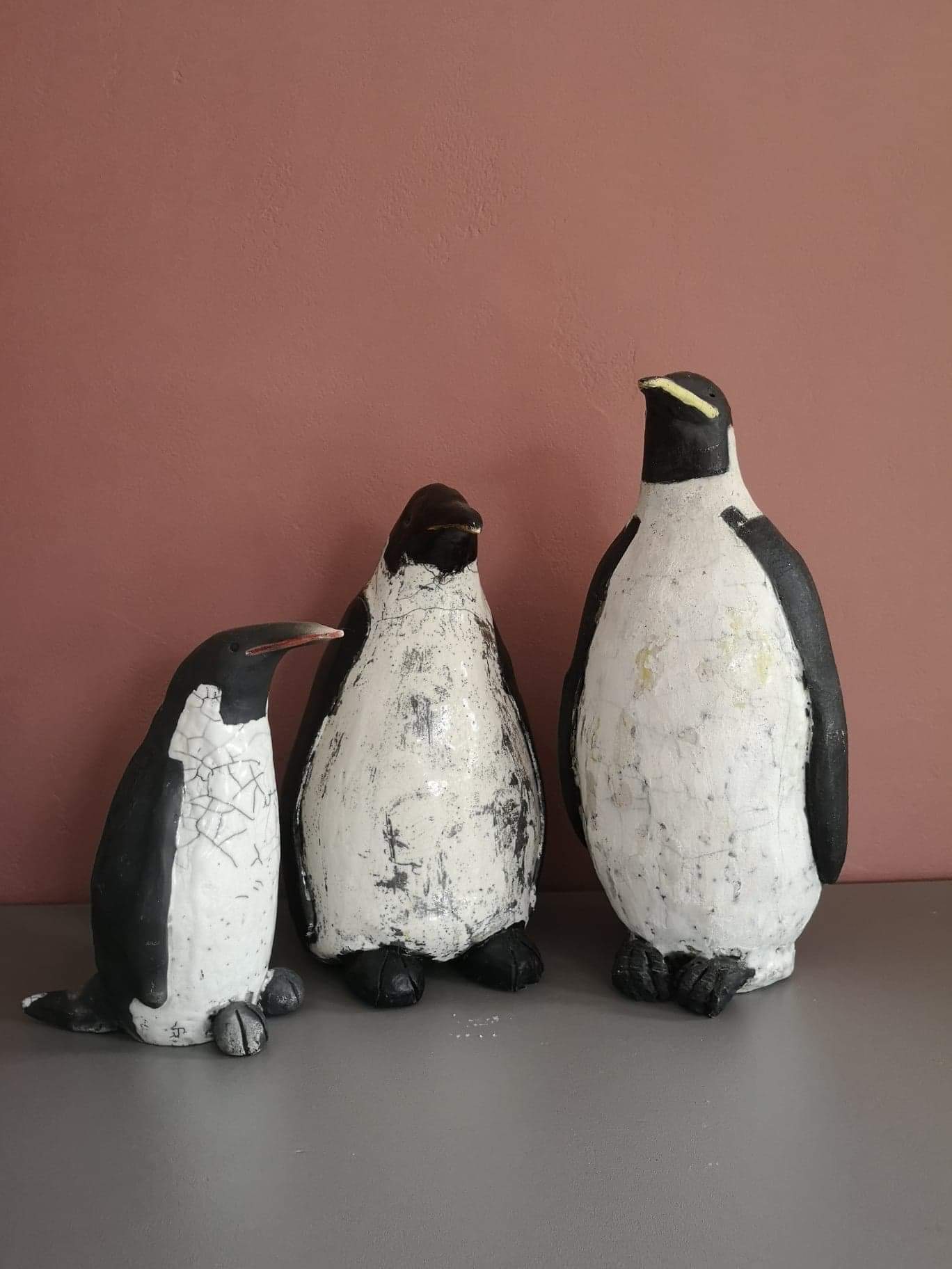 Figurines en poterie de pingouins.